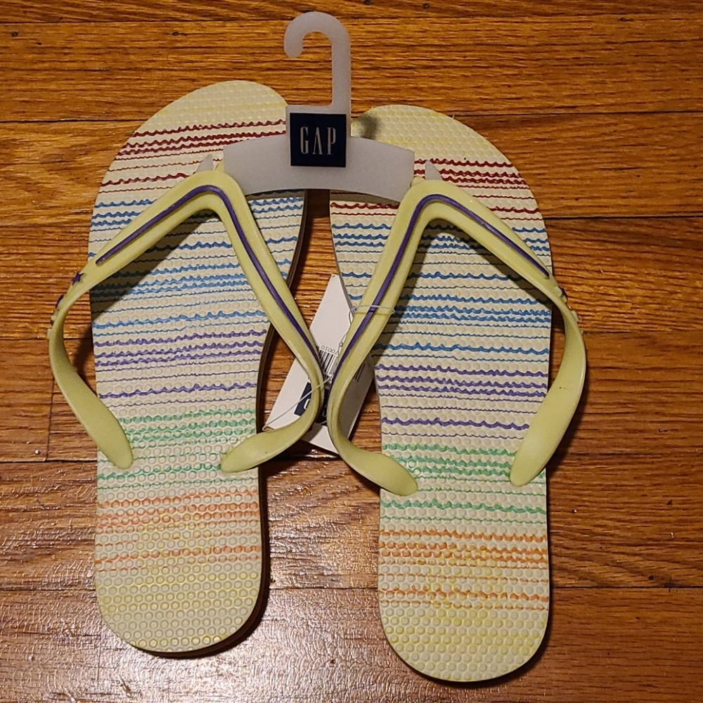GAP FLIP FLOPS